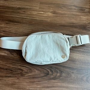 LULULEMON EVERYWHERE BELT BAG SILVER DROP